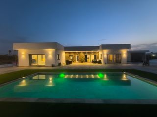 Chalet en Montesinos (Los). Hay propiedades que ofrecen espacio y otras que consiguen transm