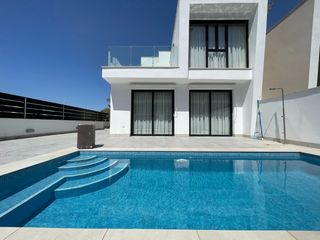 House in Benijófar. En una de las zonas más demandadas de bénijofar, esta villa cont