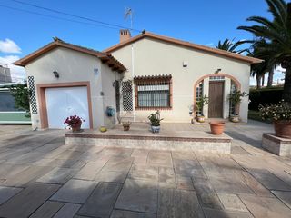 Casa a Cabo Roig. En una zona residencial de orihuela, esta villa independiente pr