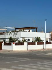 Chalet à Santiago de La Ribera. A solo 500 metros del mar menor, esta casa en esquina de santiag