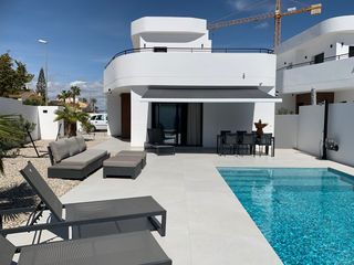 Casa a Pueblo Lucero. Esta villa independiente en rojales, construida recientemente y