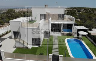 Maison à Lo Pepín. Esta villa independientenbspde calidad superior con una piscina