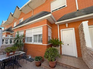 Reihenhaus in Carrús Oeste. Descubre esta elegante casa adosada en venta en elche, una vivie
