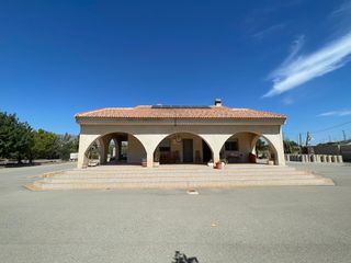 House in Crevillente. Descubre esta atractiva villa independiente en venta en creville