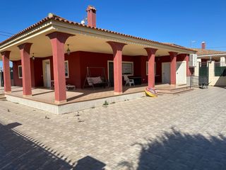 Haus in Albatera. Descubre esta villa independiente en venta en albatera, una prop