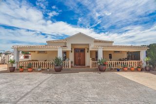 Casa a Almoradí. Descubra una propiedad con personalidad propia en el corazón de