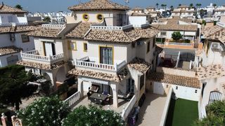 Casa adossada a Lomas de Cabo Roig - Los Dolses. Descubra este atractivo adosado en venta en lomas de cabo roig,