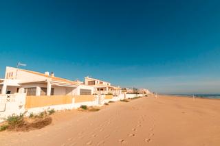 Casa a Guardamar Playa. Nuestra inmobiliaria tiene el placer de presentaros esta villanb