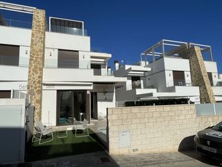 Casa adossada a Los Almendros. Descubre este elegante adosado en venta en villamartín, orihuela