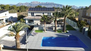 Casa a Pueblo-Ubanizaciones. Descubre una extraordinaria villa de lujo en alfaz del pi, una p