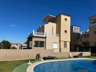 Casa a Los Almendros. Descubre esta atractiva villa independiente en villamartín, una