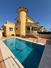 Casa a Los Almendros. Descubre esta atractiva villa independiente en villamartín, una