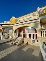 Semi detached house in La Fiesta. Descubre este atractivo adosado en venta en ciudad quesada, una