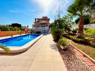 Casa a Los Balcones-Los Altos. Descubre esta villa independiente en venta en los balcones, torr
