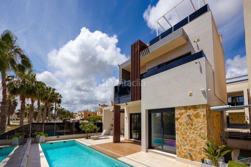 Foto 467354bc-1343-42c9-97a8-6899172afb6f. Casa amb piscina a Lomas de Cabo Roig - Los Dolses Orihuela