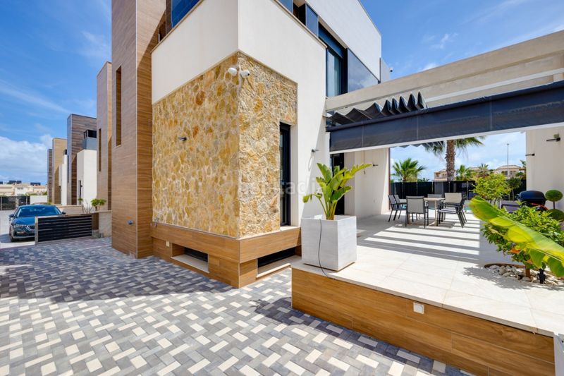 Foto 4a1a8dfe-b5dd-46d8-acf9-63f2947bea3a. Casa amb piscina a Lomas de Cabo Roig - Los Dolses Orihuela