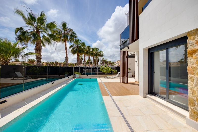 Foto c509f8d8-d9a2-43cf-84f0-1069c0e4601d. Casa amb piscina a Lomas de Cabo Roig - Los Dolses Orihuela