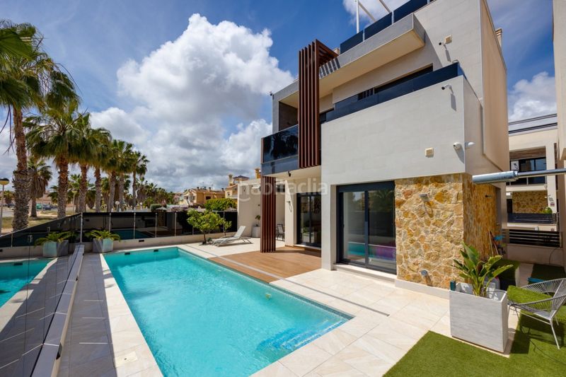 Foto ea7420ea-84d3-4c74-90bb-27eccefa507b. Casa amb piscina a Lomas de Cabo Roig - Los Dolses Orihuela