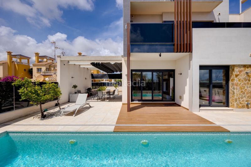 Foto f23d610c-d0d7-4ffa-afdf-545105577550. Casa amb piscina a Lomas de Cabo Roig - Los Dolses Orihuela