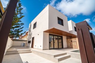 Casa in Santiago de La Ribera. Descubre una magnífica villa en san javier, murcia, concebida pa