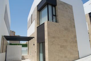 Casa a La Florida. Descubre esta villa independiente en los altos, orihuela costa,