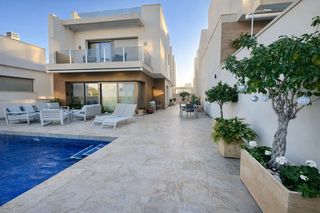 Maison à Los Almendros. Descubre esta villa independiente en orihuela costa, una viviend