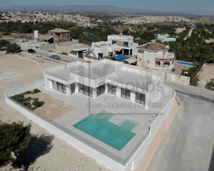 Casa a Rojales. Villa con una piscina y soláriumnbspen san fulgencio, cerca de t