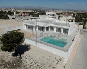 Casa a Centro de la Ciudad Quesada. Villanbspcon una atractivanbsppiscina y un magnífico soláriumnbs