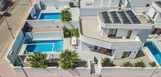 Casa a Pueblo Lucero. La arquitectura contemporánea, la luminosidad y la privacidad se
