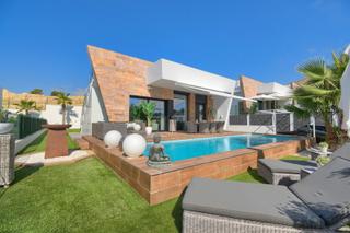Casa in Finestrat Pueblo. Nos complace presentaros este moderno chalet, está situado con o