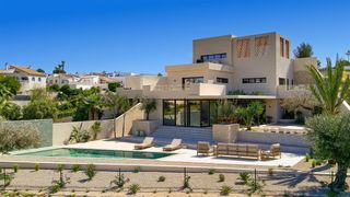 Maison à La Marina. Esta villa de 305 m construidos con un diseño único, consta de 4