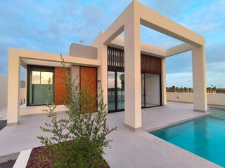Casa en Rojales. Se ofrece una villa de obra nueva en la pintoresca localidad de