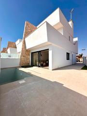 Casa a Santiago de La Ribera. Esta maravillosanbspvilla semi separada se encuentra perfectamen