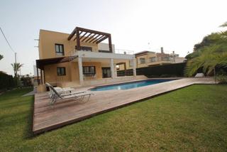 Haus in Cabo Roig. Ubicada en una exclusiva parcela de 1.095 m, esta imponente resi