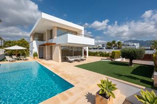 Casa a La Nucia Pueblo. Villa única, construida en 2018 sobre una generosa parcela de 60