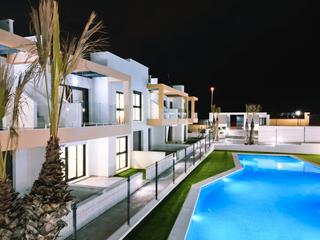 Casa en Los Almendros. Esta modernanbspvivienda adosada de nueva construcción con pisci