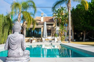 Maison en Algorfa. Presentamos esta villa que se alza majestuosamente en una parcel