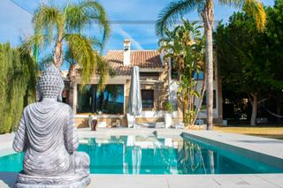 Casa a Algorfa. Presentamos esta villa en exclusiva que se alza majestuosamente