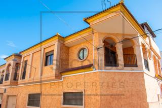 Casa a Pueblo. Este chalet impresiona con sus 650 metros cuadrados distribuidos