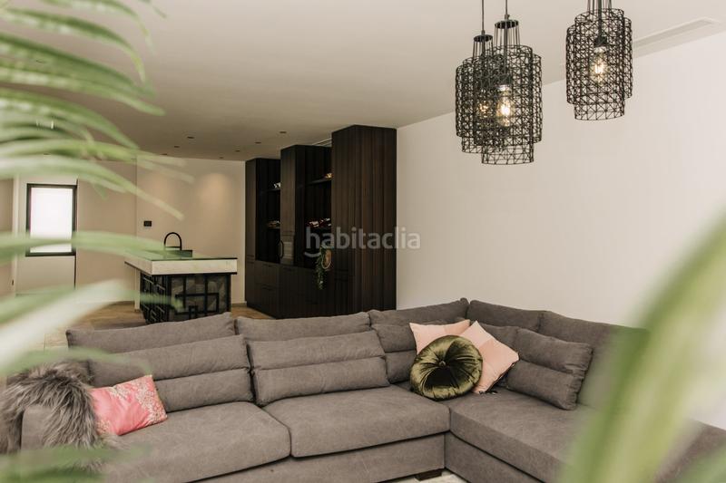 Foto 13b0dc0e-03f9-4ffe-aa9a-9fd525c61d21. Casa villa de diseñonbspcon una parcela total de 408 metros cuadradosnbspcon vistas a guardamar del seguranbspy al mar mediterráneo. ti en Rojales