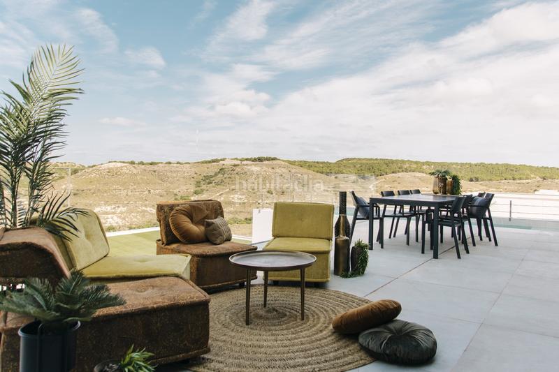 Foto 627bf8ee-59bd-456f-835e-b8b3e780e117. Casa villa de diseñonbspcon una parcela total de 408 metros cuadradosnbspcon vistas a guardamar del seguranbspy al mar mediterráneo. ti en Rojales