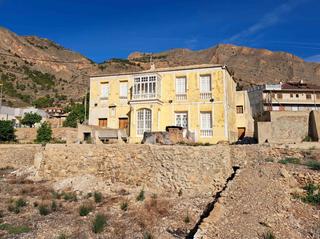 Mas à Montepinar - La Aparecida - Raiguero. Esta propiedad, situada en la base de la majestuosa sierra de or