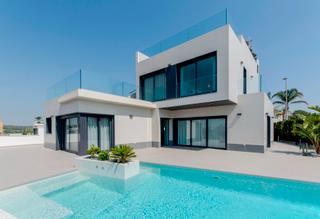Casa en Campoamor. En un entorno generoso con sol casi todo el año y con unas vista