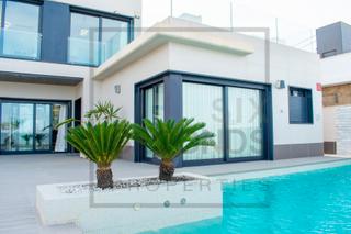 Maison à San Miguel de Salinas. Con una distribución impecable en dos plantas y un sótano, esta
