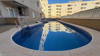 Apartment  Calle joaquín chapaprieta 138. Apartamento moderno con piscina y garaje en venta en torrevieja