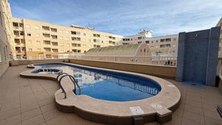 Apartamento en Calle joaquín chapaprieta 138. Apartamento moderno con piscina y garaje en venta en torrevieja