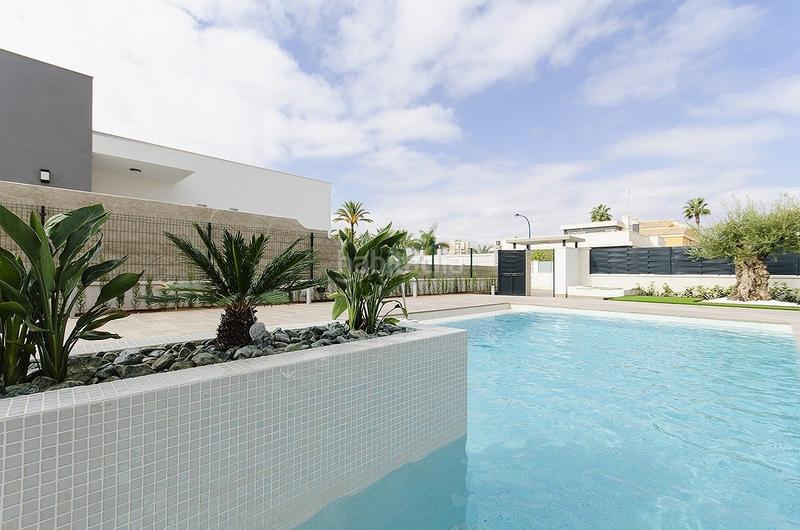Foto 1ea58f90-c0c2-4895-af37-3c5207158bca. Chalet con parcheggio piscina in Campoamor Orihuela