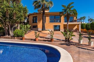 Xalet a Rojales. Villa de estilo rustico contemporaneo en ciudad quesada