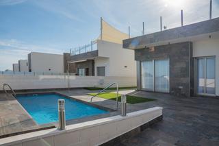 Chalet  Calle nerbion. Villa contemporanea junto a campo de golf
