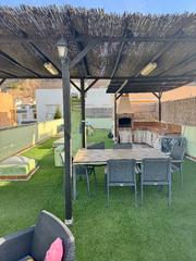 Casa adossada  Calle río genil. Se vende magnífica vivienda sobre local con unas vistas impresio
